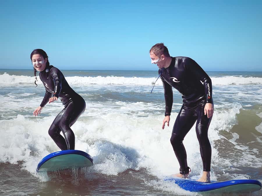 Beginners friendly surf in nice spots - Getting ready on the sand