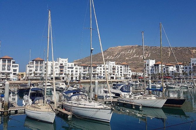 boat trip from 9 am to 3 pm fishing & swimming & barbecue & dessert - Service and communication