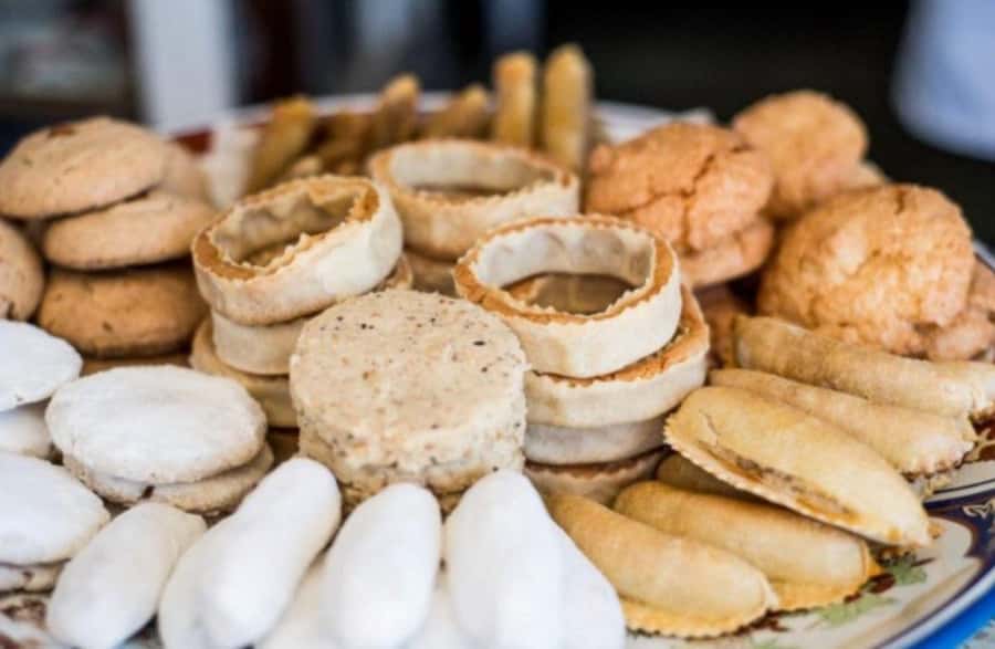 Casablanca: Food Tour with Tastings in Quartier Habous - Walking through the old city market