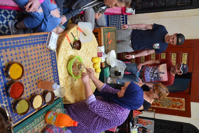 Cours de cuisines chez l'habitant - Mint tea, discussion, and choosing the dishes