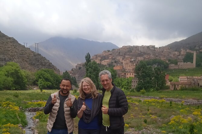 De Marrakech: Visite des montagnes de l'Atlas avec un guide - Argan oil, bread, and the first pause