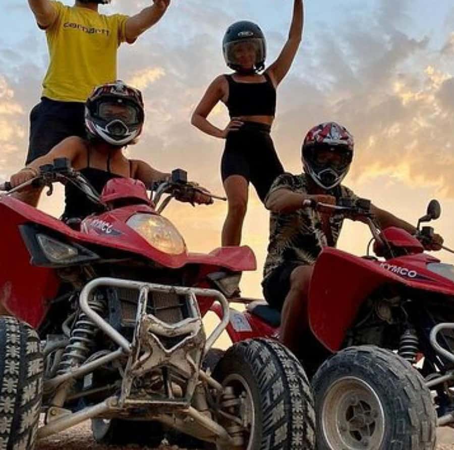 Dinner show in agafay Desert 1h quad bike & 20 min camels - Who will get the most from this Agafay outing