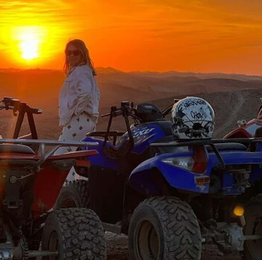 Dinner show in agafay Desert 1h quad bike & 20 min camels - A 20-minute camel ride at the best time of day