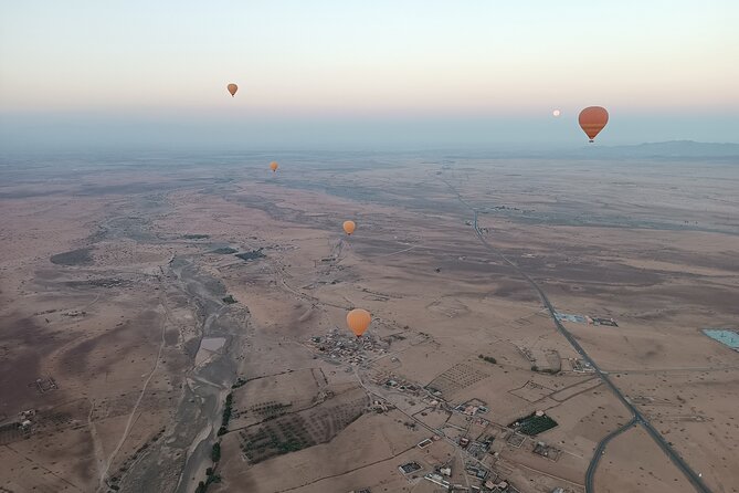 Hot air balloon flight to Marrakech in a small group. Breakfast - The 40 to 45-minute flight