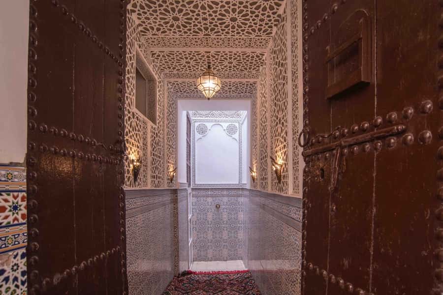 Marrakech: Authentic Moroccan Hammam Experience in Mouassine - The black soap and kessa scrub