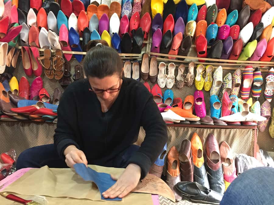 Marrakech: Babouch Making Workshop in the Medina - Mint tea and Moroccan pastries in the middle of the work