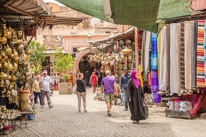 Marrakech: Bahia Palace, Saadian Tombs, Souk and Medina Tour - What the guides add to the experience