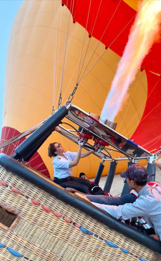 Marrakech: Balloon Flight, Berber Breakfast & Certificate - Watching the balloon come alive