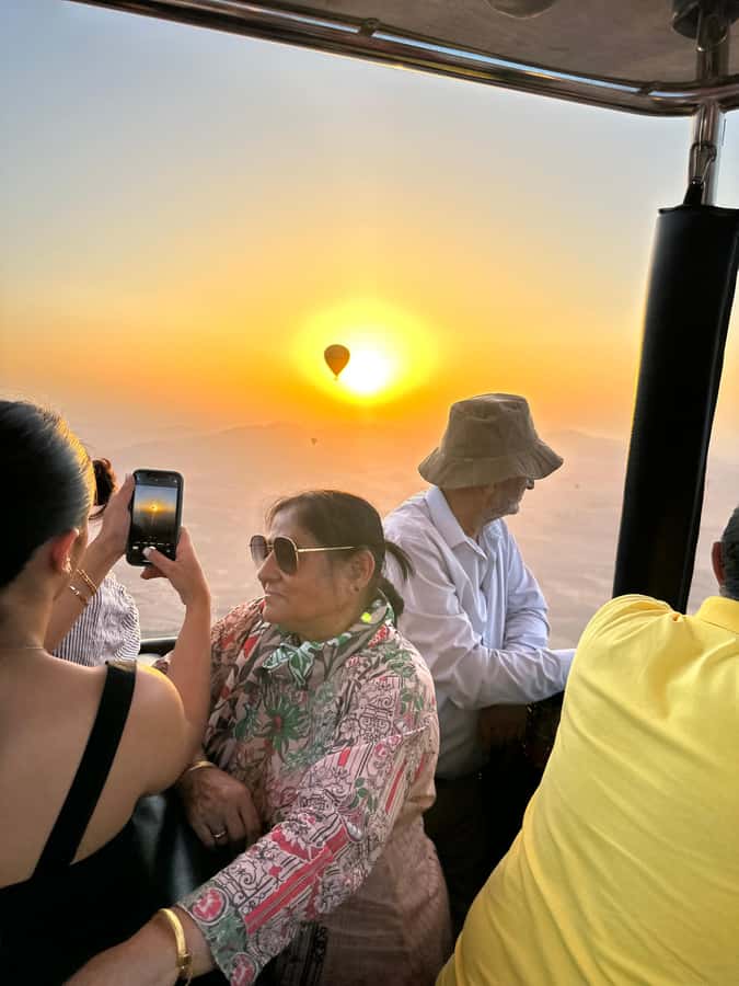 Marrakech: Balloon Flight, Berber Breakfast & Certificate - Coffee, croissants, and the first glimpse of balloons