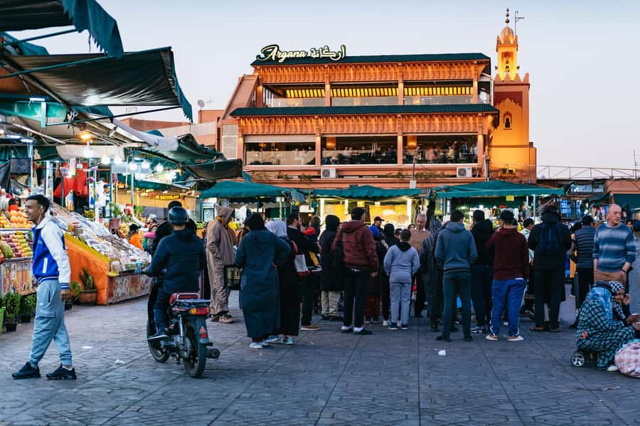 Marrakech: Medina by Night Walking Tour with Moroccan Tea - Shopping without losing the point of the tour