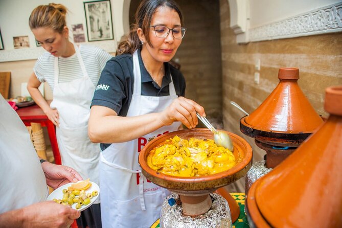 Marrakech Tour: Tajine Cookery Class Experience - Waiting for lunch on the rooftop