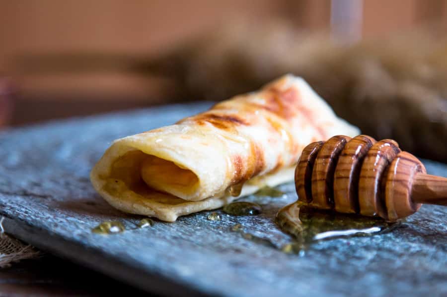 Marrakech: Traditional Moroccan Crepes & Bread Cooking Class - The first lesson: handling the dough