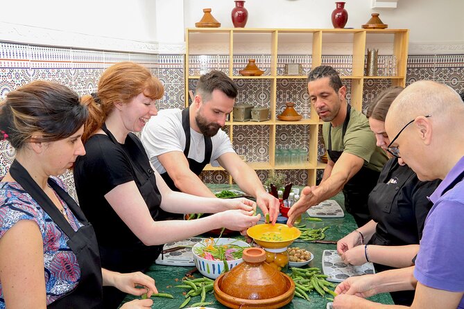 Marrakesh cooking class with chef Hassan - Local dishes - Cooking tagines as one working team