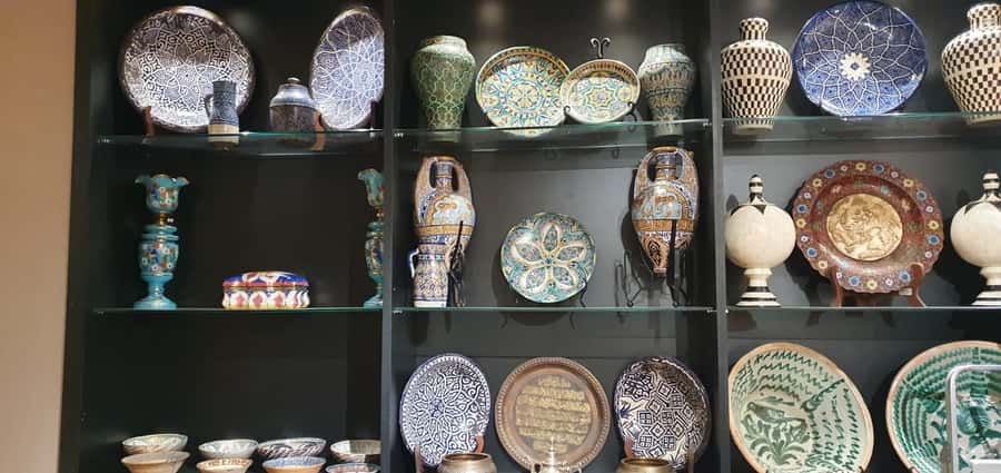 Marrakesh: Guided Souk Shopping Tour with a Local Guide - From finished goods to working craft shops