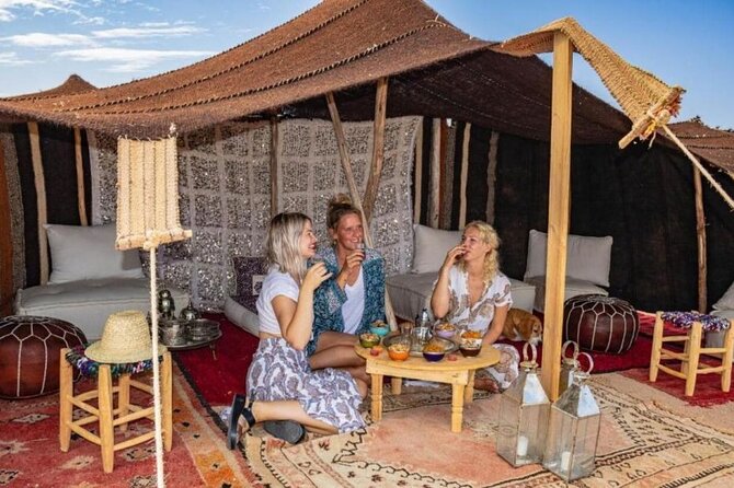 Marrakesh: Sunset Dinner in Agafay Desert with Show & Transfers - Why the guides matter