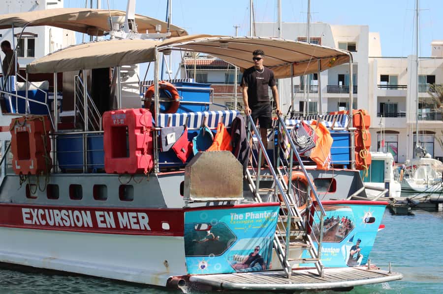 Sea excursion with BBQ, fishing, and swimming - Crew service and onboard comfort