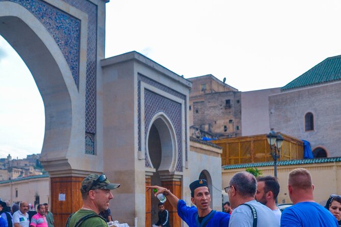 Tour guide in the old city of Fez - Why a walking tour makes sense in Fez el-Bali